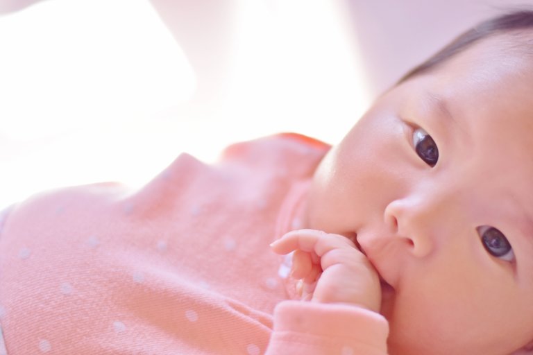 生後１ヵ月の赤ちゃんの特徴は 新生児の成長の目安や過ごし方など解説