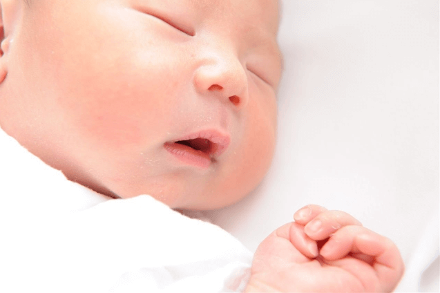 生後１ヵ月の赤ちゃんの特徴は 新生児の成長の目安や過ごし方など解説