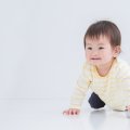 生後９ヵ月の赤ちゃんの成長って？つかまり立ちや後追いなど心身の発育について解説！