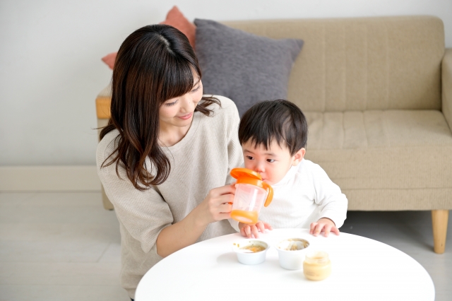 赤ちゃんに麦茶を飲ませても大丈夫 飲ませて良い時期や気になるアレルギーなども解説 リトル ママ Web