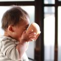 離乳食期の「すすり飲み」「コップ飲み」が味覚や表情にも影響する？練習はいつから？