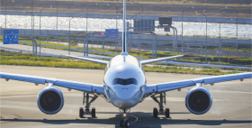 飛行機が頭上をビューン！