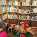 芸術大学出身のオーナーがセレクトするアートな絵本カフェ【大阪】