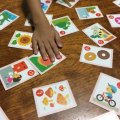 「カードでひらがな遊び」「お手伝い屋さんごっこ」おうち時間で好きを伸ばそう