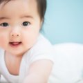 赤ちゃんの寝返りはいつから？親がやるべき効果的なサポートも紹介！