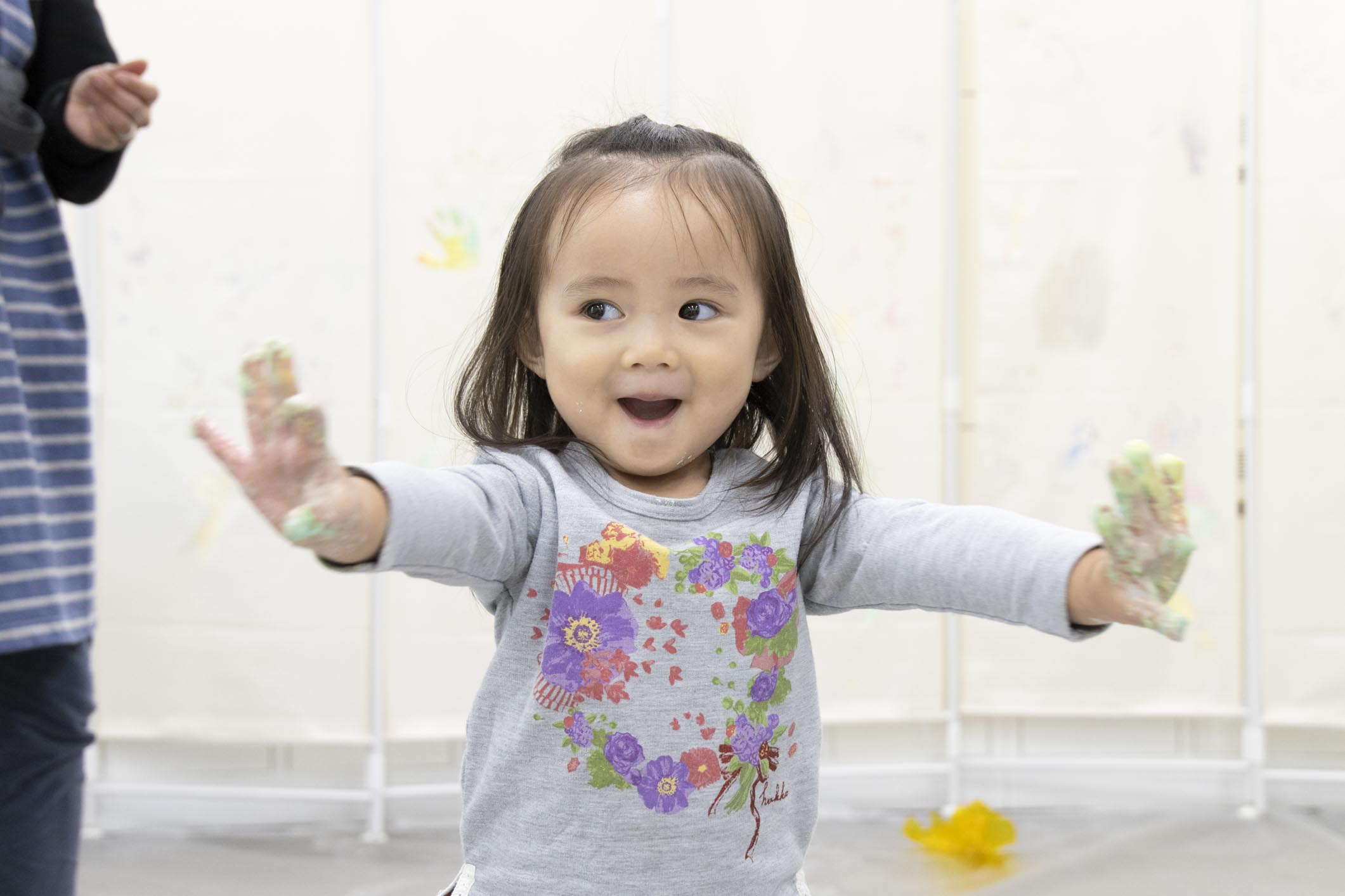 子どもの好奇心をくすぐるワークショップ！1才＆3才親子がベビーアート体験