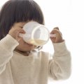 どうすればうまく飲んでもらえる？コップ飲み練習法【1才育児】