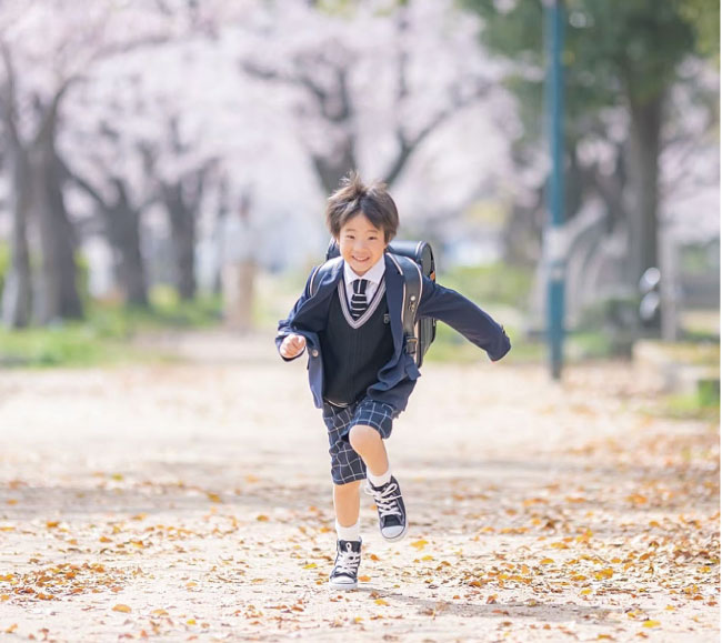 ランドセル読本_ランドセルを背負って駆ける男の子