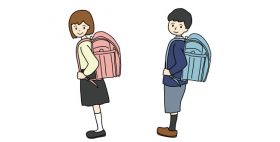 ランドセルを背負う男の子と女の子