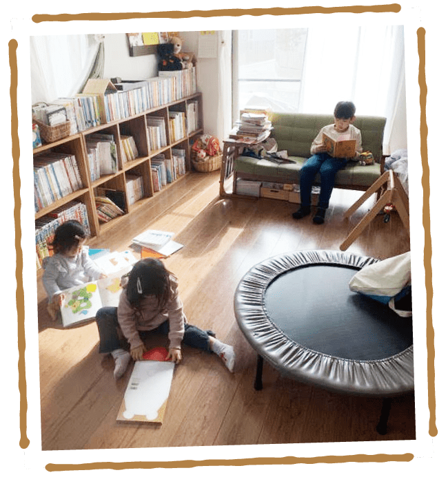 没入できる絵本＿絵本を読む様子